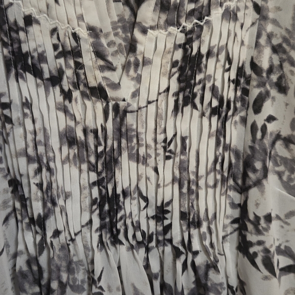 Elegant Floral Women's Blouse - Gray and White - Picture 4 of 8